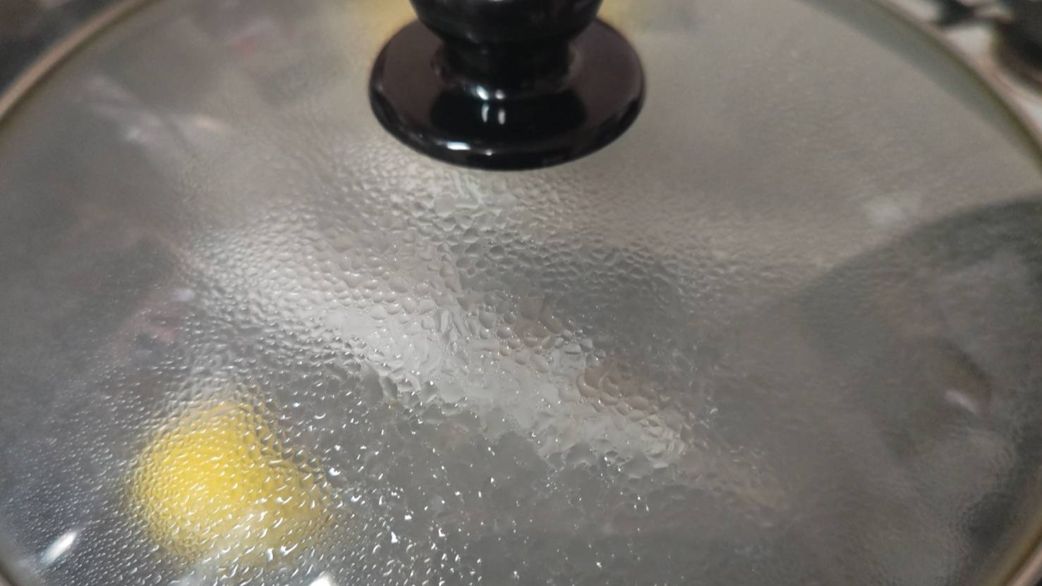 蓋をして弱火で茹でる|アジの塩ゆで・花柚仕立て,レシピ,つくり方,釣果メシ