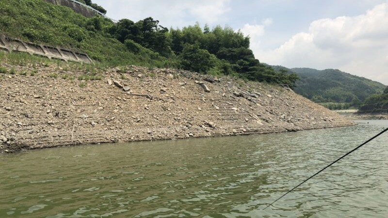 減水しきった水量の少ない湖,釣り方,ポイント