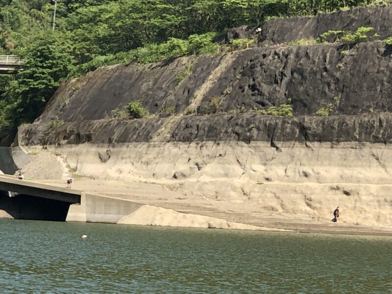 減水しきった水量の少ない湖
