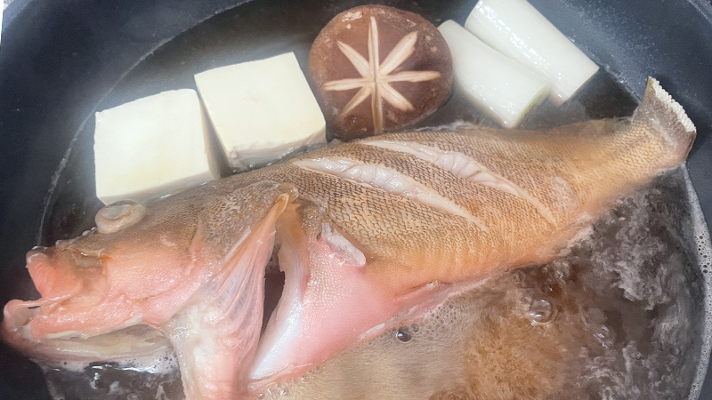 付け合わせと醤油を加えさらに煮る｜キジハタ(アコウ),煮付け,レシピ,つくり方