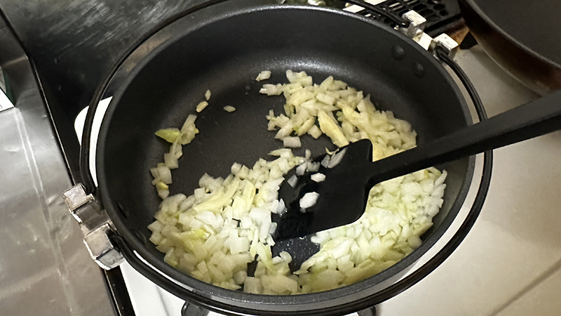 香味野菜を炒める|ブイヤベース,つくり方,レシピ,釣果メシ