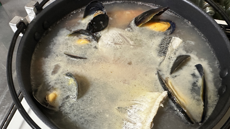 水を入れ煮る、アクを掬う|ブイヤベース,つくり方,レシピ,釣果メシ