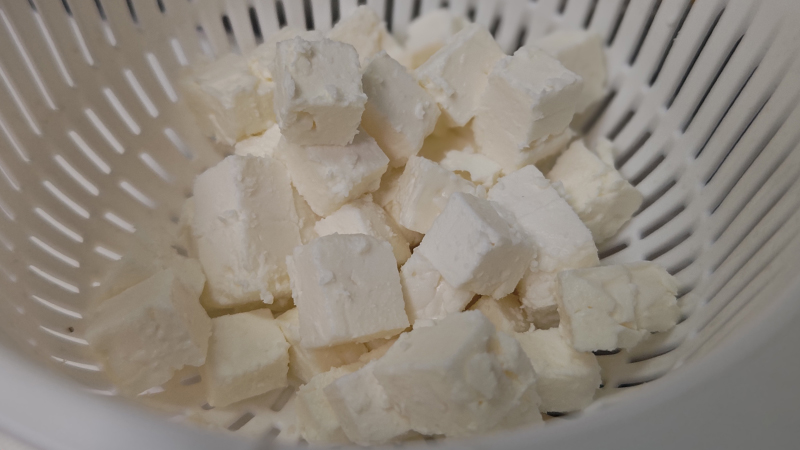 フェタチーズを角切り|すずき,ギリシャ風グリークサラダ,つくり方,レシピ