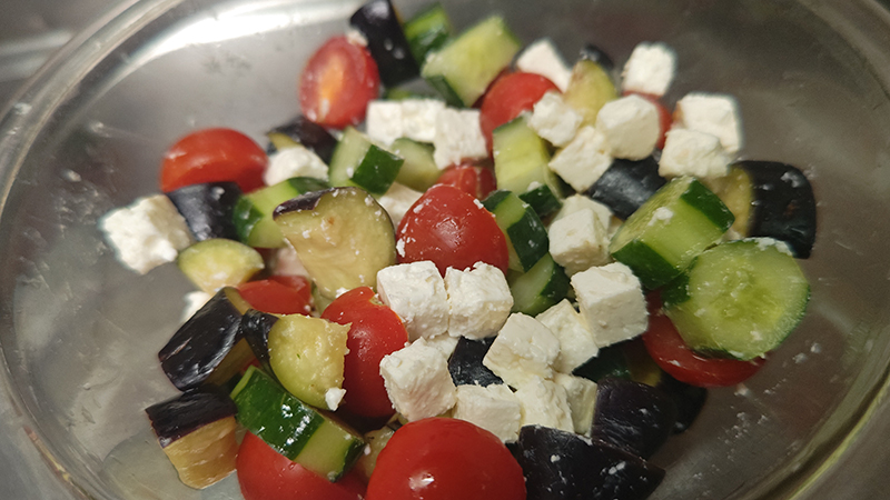 チーズを混ぜ込む|すずき,ギリシャ風グリークサラダ,つくり方,レシピ