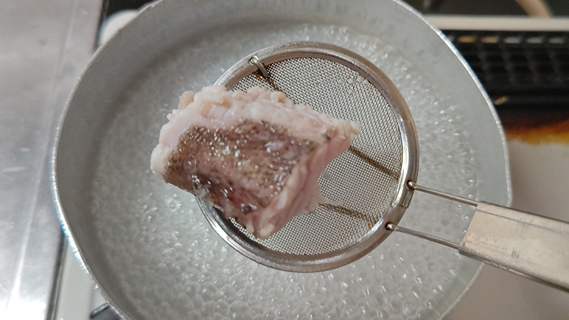 アク抜き｜キツネメバルのわかめ鍋と炙り刺し,釣果メシ,レシピ
