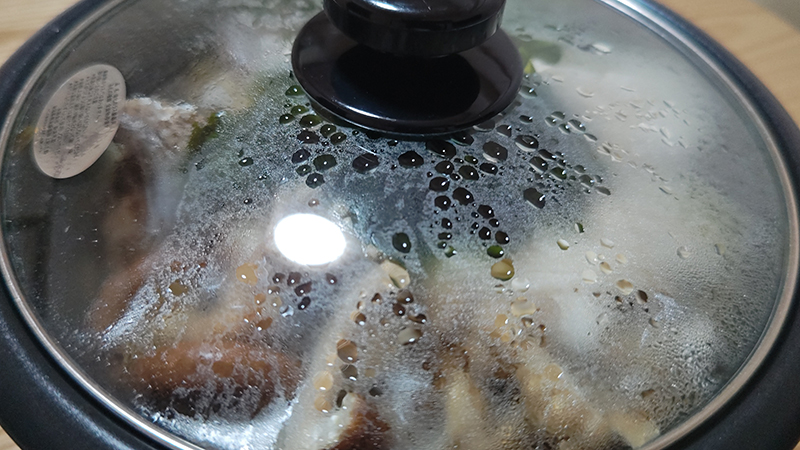蓋をして火入れ｜キツネメバルのわかめ鍋と炙り刺し,釣果メシ,レシピ