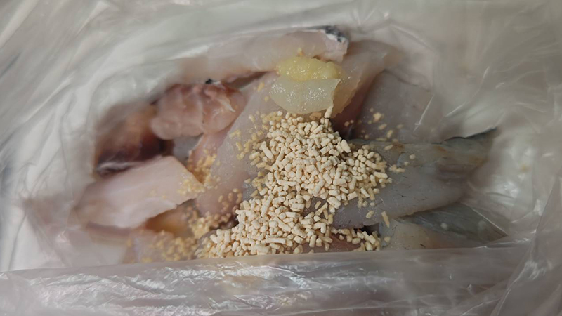 材料を袋に入れて揉む|魚の簡単からあげ,時短レシピ,釣果メシ