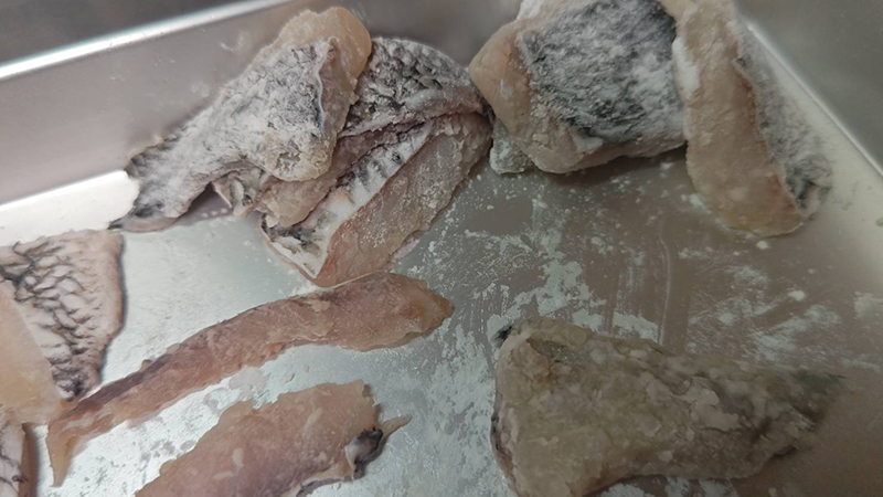 片栗粉をまぶす|魚の簡単からあげ,時短レシピ,釣果メシ