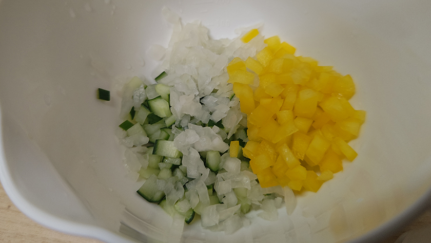 野菜をみじん切り|まぐろ,ポキ丼,釣果メシ