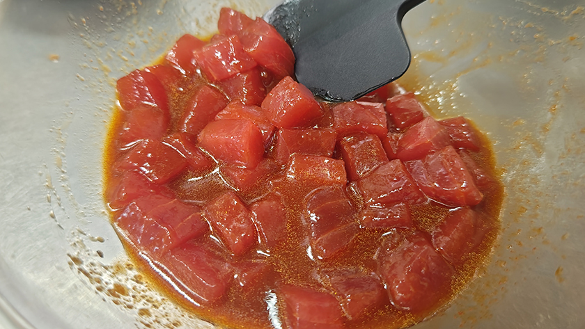 たれを絡める|まぐろ,ポキ丼,釣果メシ