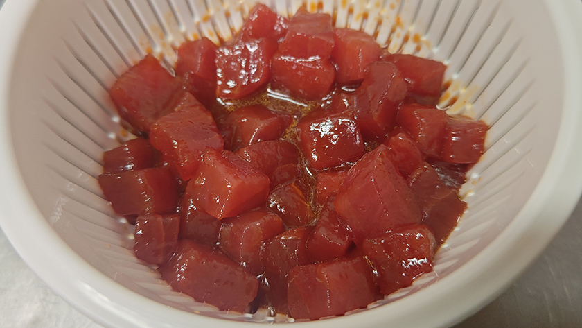 一旦汁気を切る|まぐろ,ポキ丼,釣果メシ