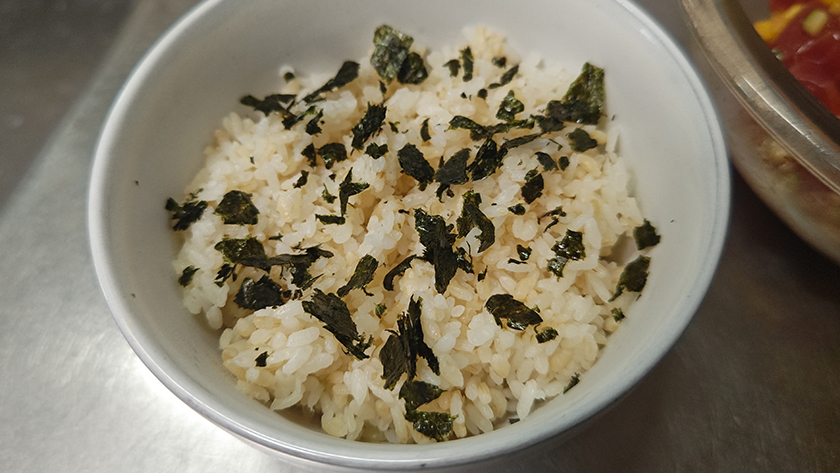 丼ぶりにごはんを用意|まぐろ,ポキ丼,釣果メシ
