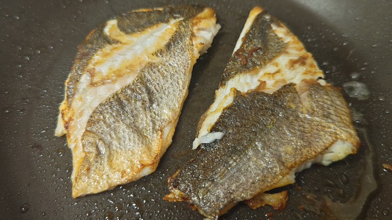 裏返して火を通す|すずきのねぎ香味焼き・おろしぽん酢,レシピ,シーバス料理,釣果メシ