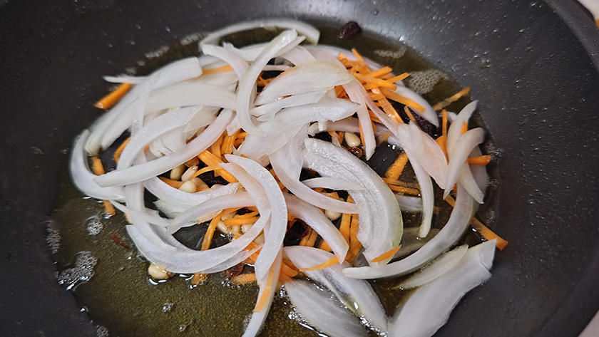 香味野菜を炒める|アジ,エスカベッシュ,レシピ,つくり方