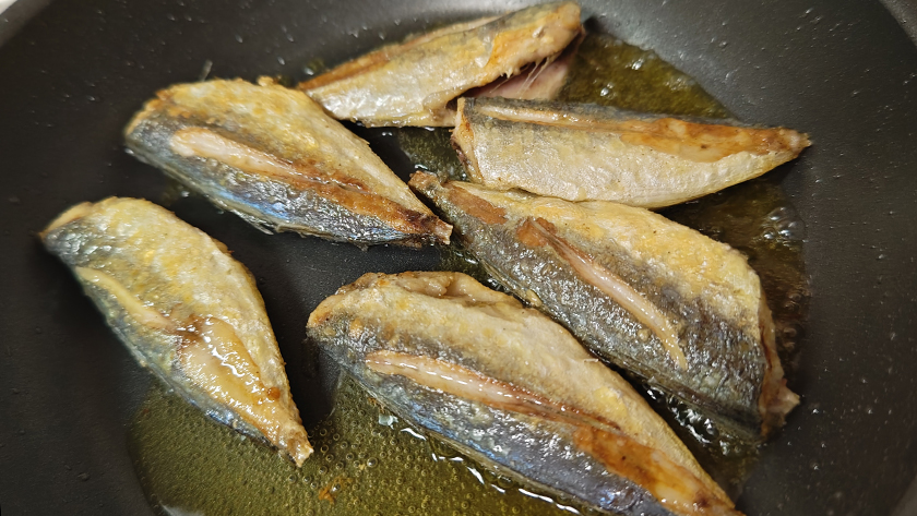 ひっくり返し両面火を通す|アジ,エスカベッシュ,レシピ,つくり方